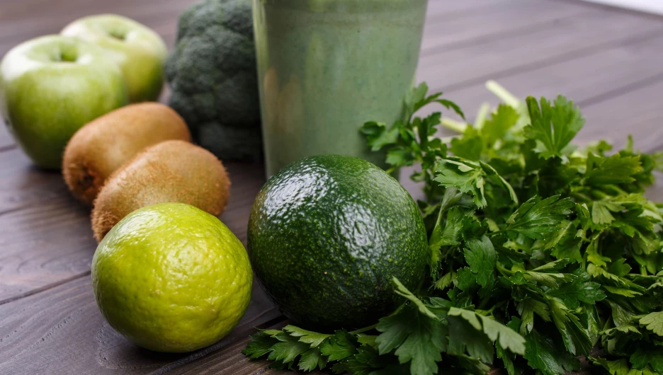 Смузи с яблоками, киви, лаймом, брокколи, петрушкой и авокадо.