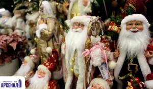 Новогодние украшения помогут превратить пространство в сказочную атмосферу.