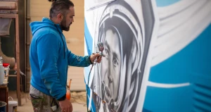 Завершение мурала на трамвае из депо №3 в Барнауле.