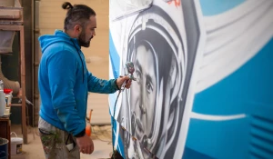 Завершение мурала на трамвае из депо №3 в Барнауле.