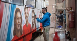 Завершение мурала на трамвае из депо №3 в Барнауле.