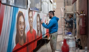 Завершение мурала на трамвае из депо №3 в Барнауле.