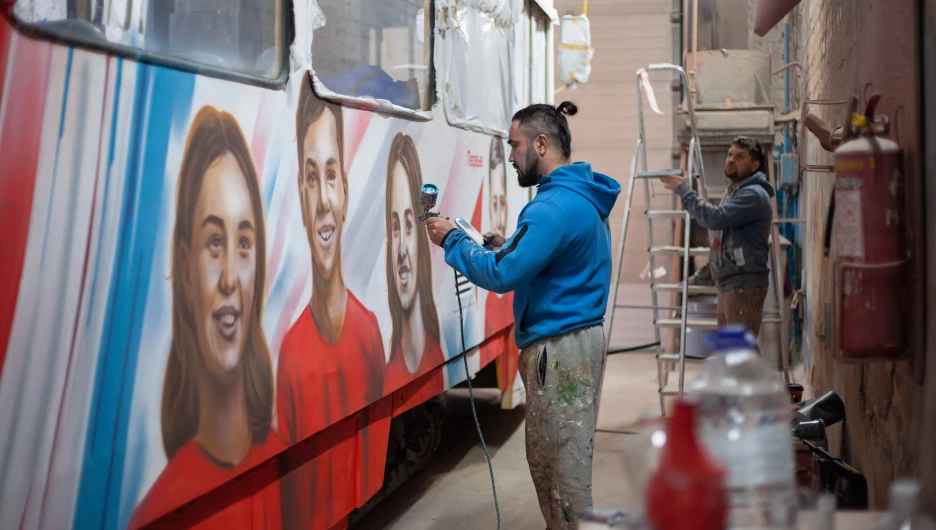 Завершение мурала на трамвае из депо №3 в Барнауле.