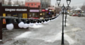 Подготовка новогоднего городка на ул. Мало-Тобольской 