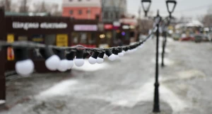 Подготовка новогоднего городка на ул. Мало-Тобольской 