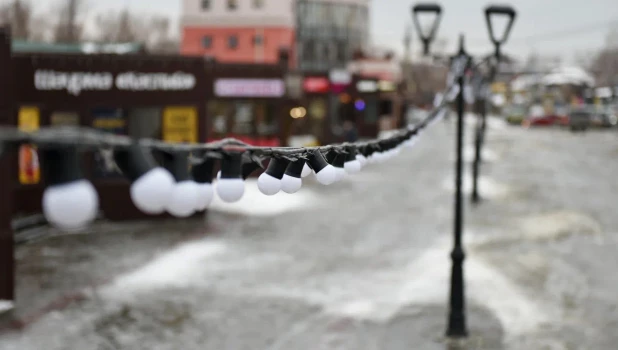 Подготовка новогоднего городка на ул. Мало-Тобольской 