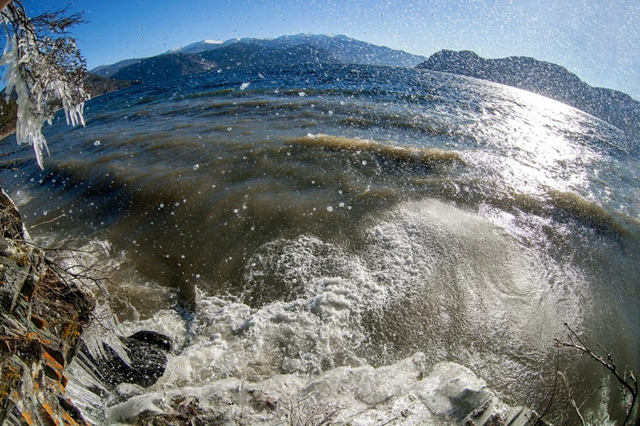 Мощные волны Телецкого озера