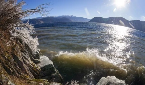 Мощные волны Телецкого озера