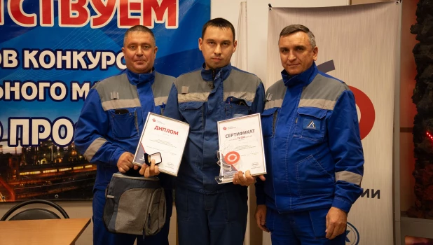 Александр Сальников (в центре) признан лучшим слесарем-ремонтником Алтай-Кокса.
