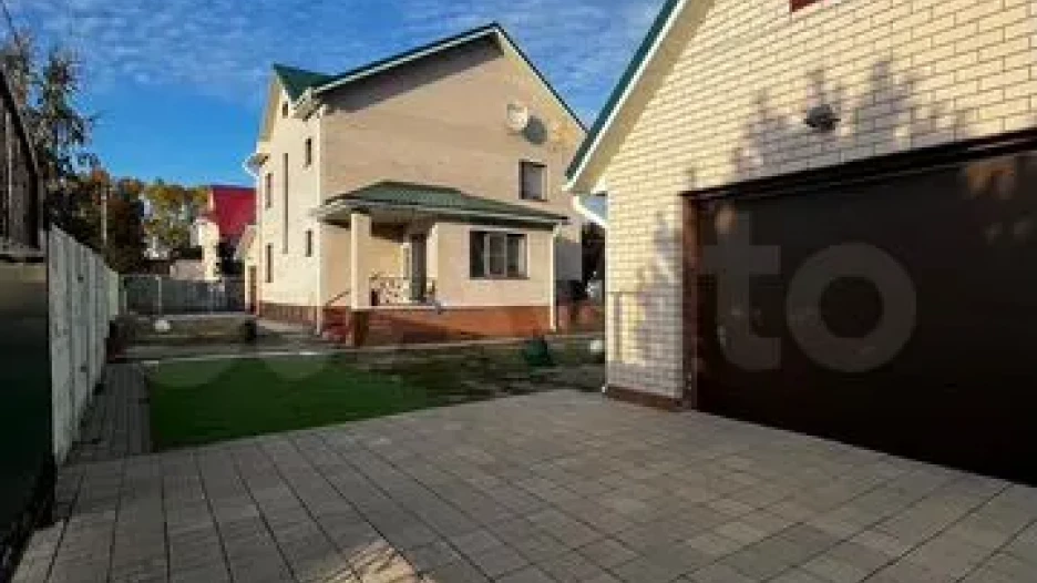 В Барнауле продают коттедж за 25 млн рублей.