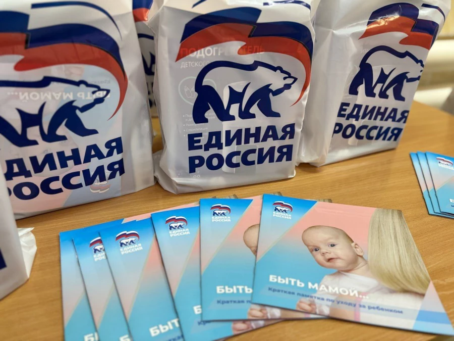 Барнаульские единороссы накануне Дня матери пришли с подарками в Родильный дом №2.