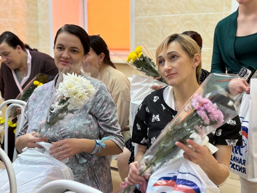 Барнаульские единороссы накануне Дня матери пришли с подарками в Родильный дом №2.