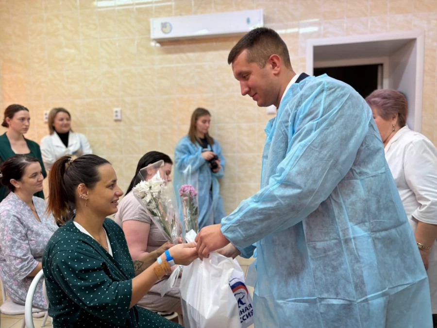 Барнаульские единороссы накануне Дня матери пришли с подарками в Родильный дом №2.