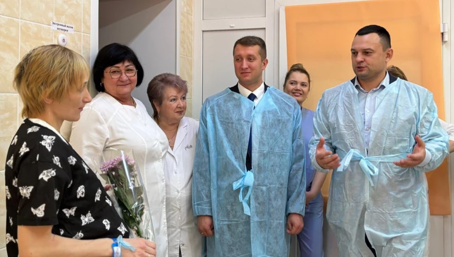 Барнаульские единороссы накануне Дня матери пришли с подарками в Родильный дом №2.