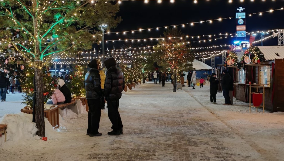 Зимний городок у ТРЦ Galaxy