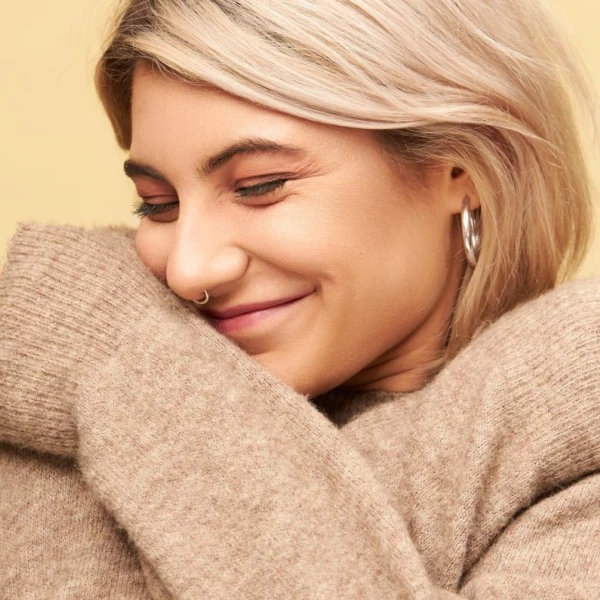 Бежевый цвет в одежде.