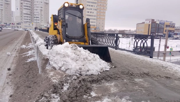 Уборка снега в Барнауле.