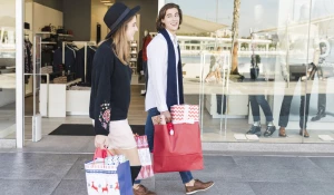 Парень и девушка совершают покупки.