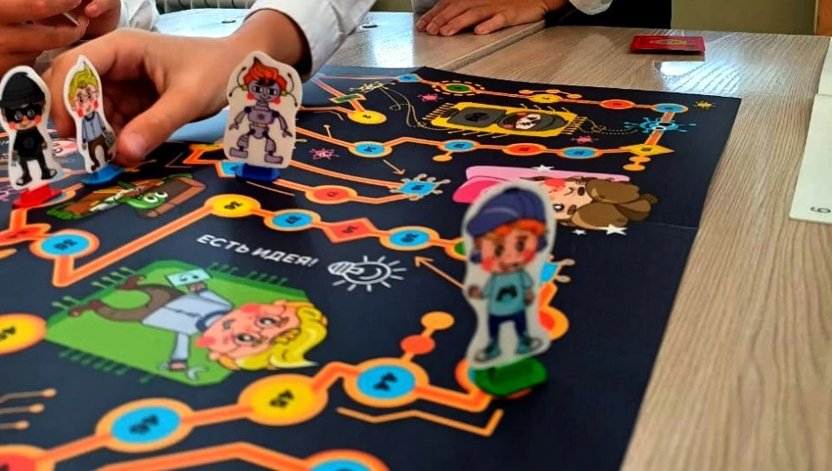 «Ростелеком» провел для школьников однодневный марафон настольных игр «Безопасный интернет».