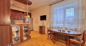 В Барнауле продают коттедж за 19, 8 млн рублей.