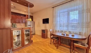 В Барнауле продают коттедж за 19, 8 млн рублей.