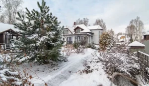 В Барнауле продают коттедж за 36,2 млн рублей.