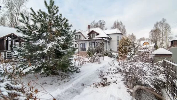 В Барнауле продают коттедж за 36,2 млн рублей.