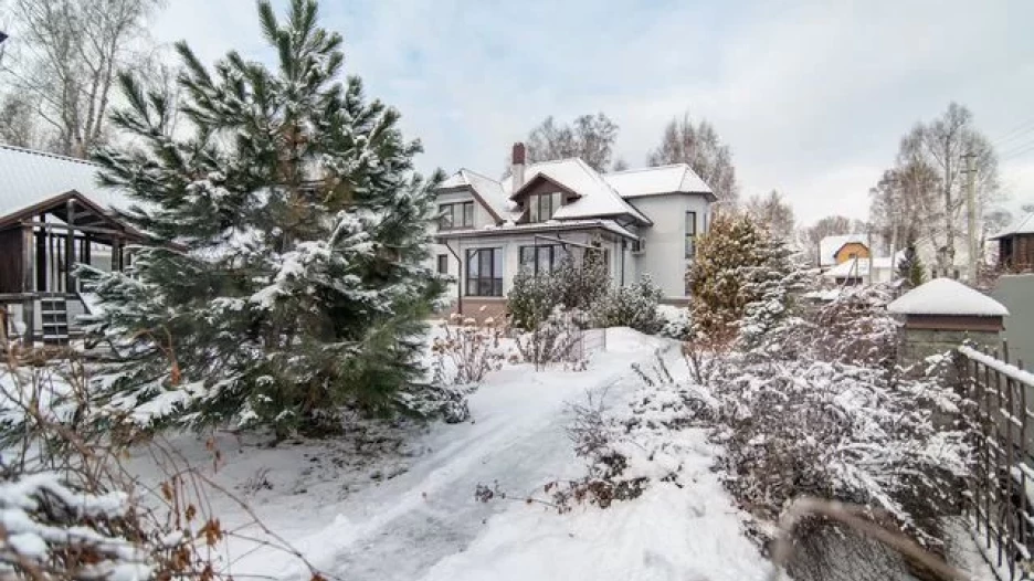 В Барнауле продают коттедж за 36,2 млн рублей.