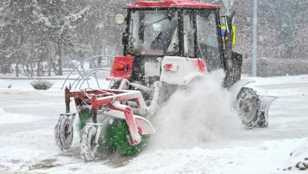 Дорожные службы Барнаула активно борются со снегом