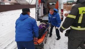 Мальчик упал в яму глубиной четыре метра.