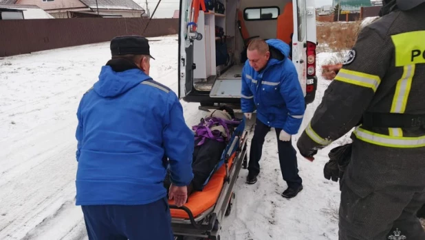 Мальчик упал в яму глубиной четыре метра.