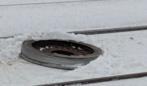 Трамвай потерял колесо