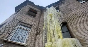 Ледяной водопад в Барнауле.