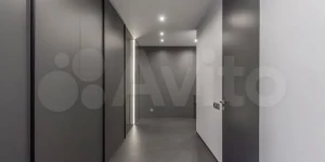 В Барнауле продают огромную квартиру с «невидимыми» дверьми.