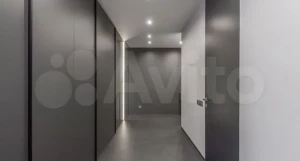 В Барнауле продают огромную квартиру с «невидимыми» дверьми.