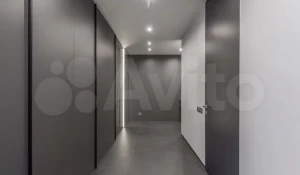 В Барнауле продают огромную квартиру с «невидимыми» дверьми.