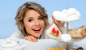 Девушка и десерт.