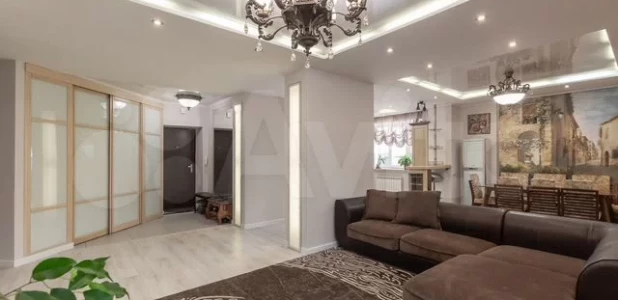 Квартира с «блестящим» хаммамом продается в Барнауле за 23 млн рублей.