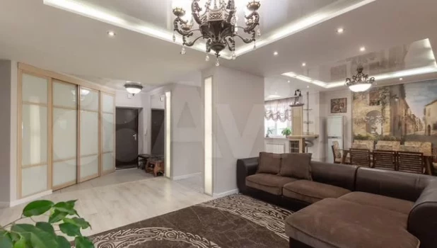 Квартира с «блестящим» хаммамом продается в Барнауле за 23 млн рублей.