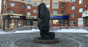 В центре Барнаула установили памятник Федору Достоевскому.