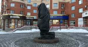 В центре Барнаула установили памятник Федору Достоевскому.