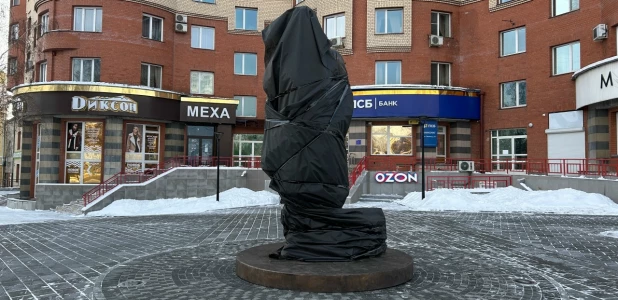 В центре Барнаула установили памятник Федору Достоевскому.