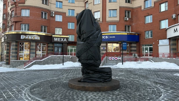 В центре Барнаула установили памятник Федору Достоевскому.