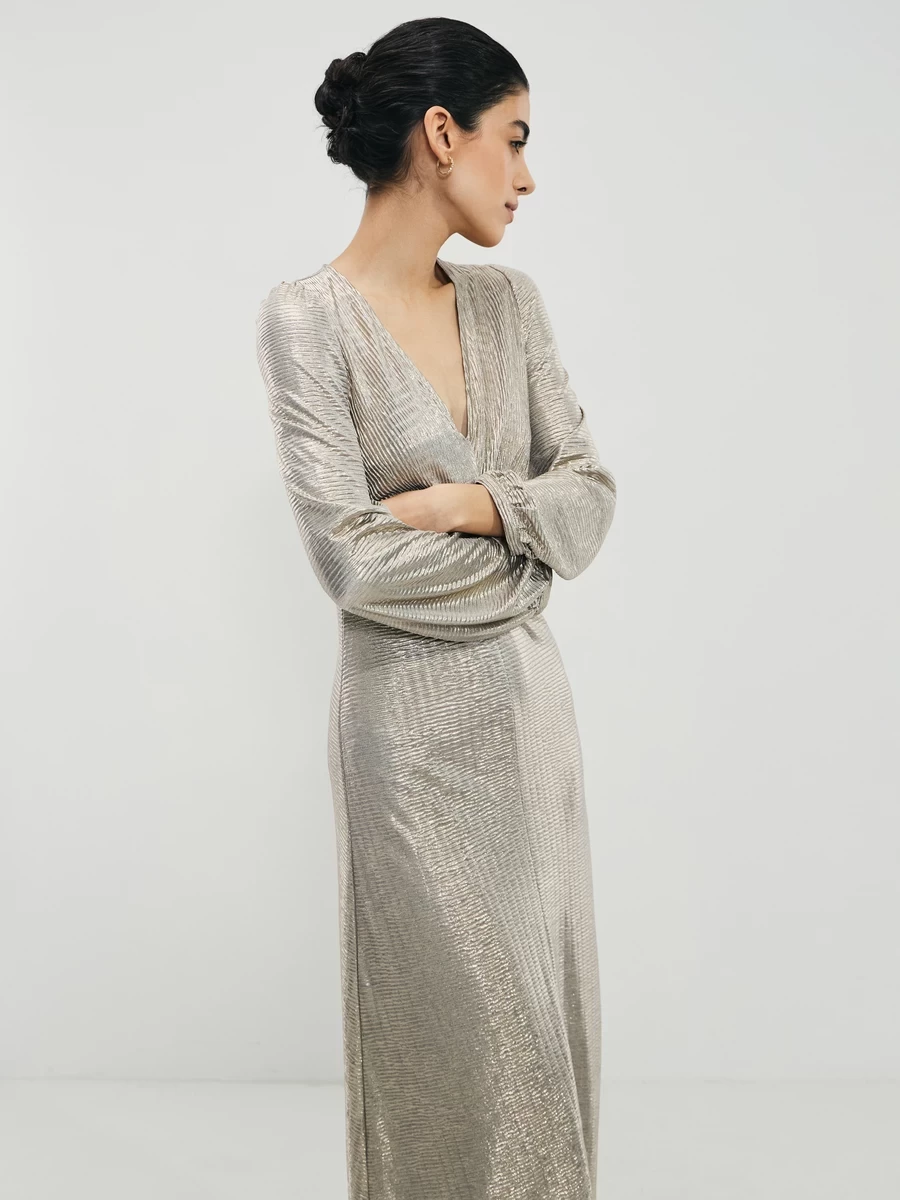 Платье с пайетками.