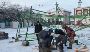Подготовка новогоднего городка.