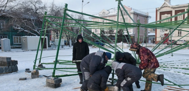 Подготовка новогоднего городка.