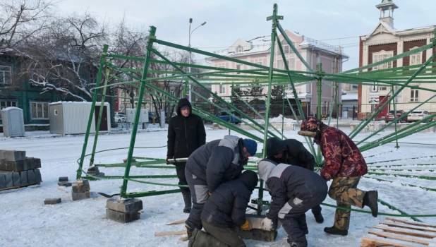 Подготовка новогоднего городка.