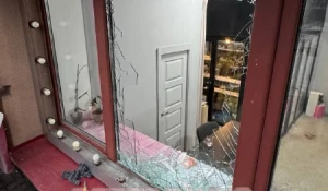 Голый мужчина вломился в цветочный магазин.