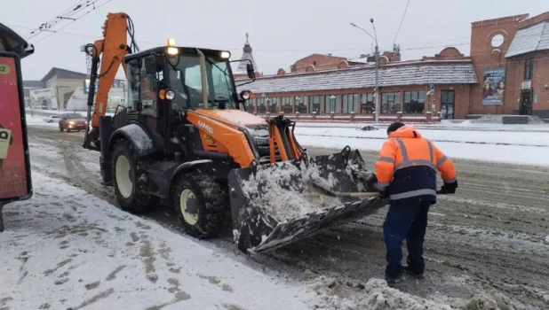 Уборка снега в Барнауле.