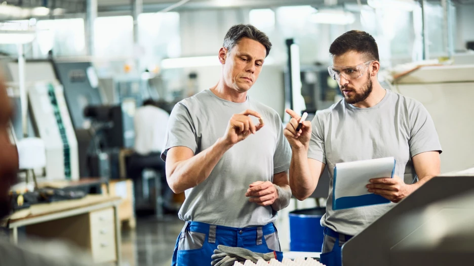 Завод. Цех. Работники.